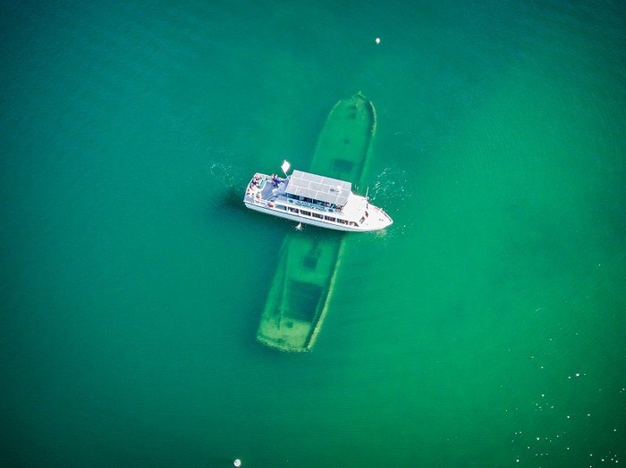 The Miss Munising glass bottom boat over a wreck.