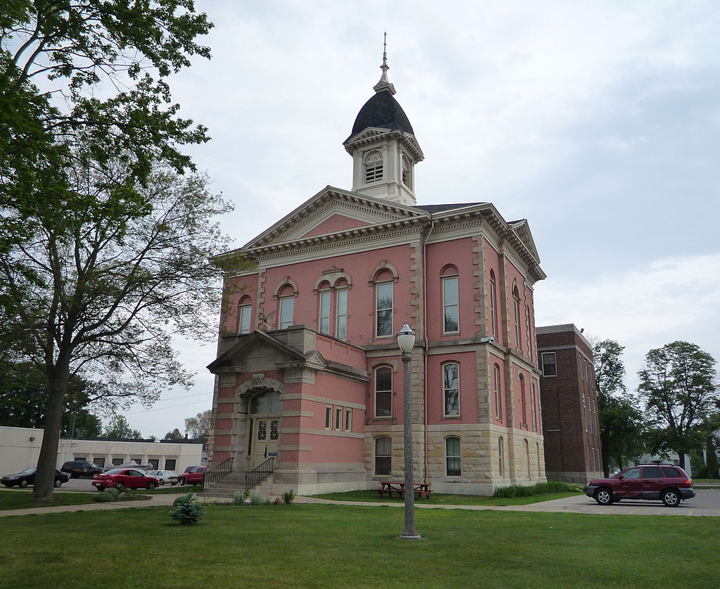 Menominee County Courthouse, Wikipedia, photo by Bobak Ha'Eri
